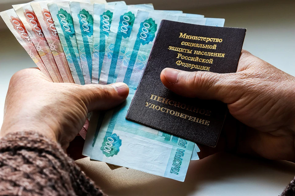 Банк Уралсиб выплатит 3000 рублей за перевод пенсии на карту банка. Фото: freepik.com.