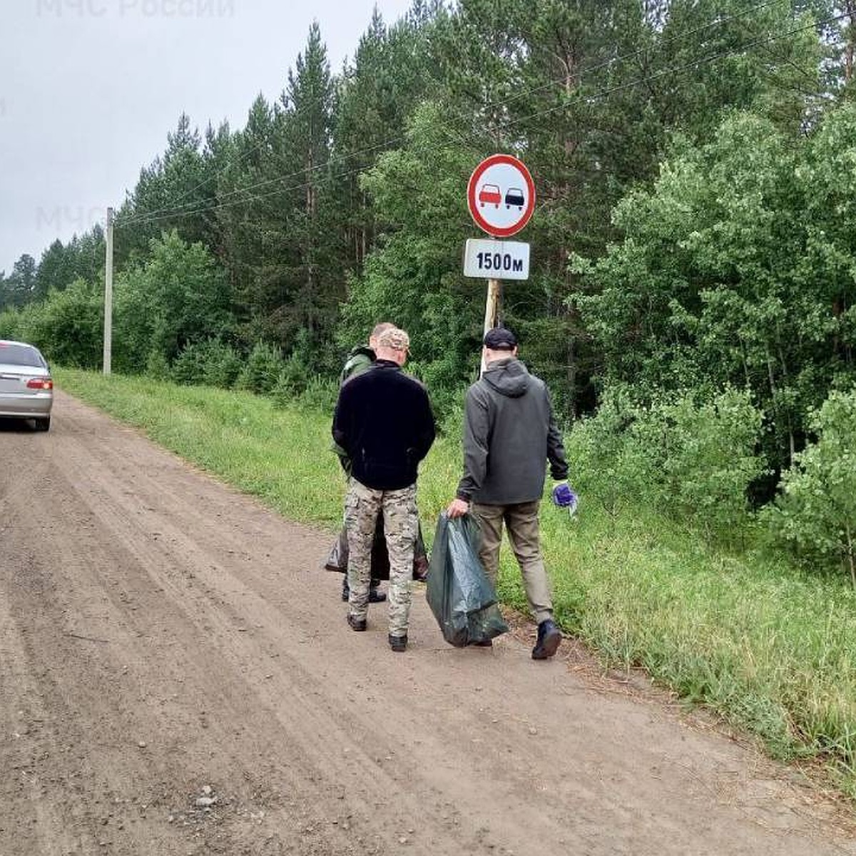 Сотрудники МЧС и лесничества Иркутской области очистили 13 км лесополосы от  мусора - KP.RU