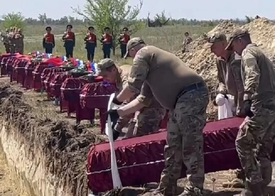 Захоронение бойцов. Фото: кадр видео СК по ЛНР