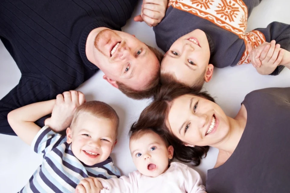 ВЦИОМ: 51% россиян считают, что в идеальной семье обязательно должны быть дети