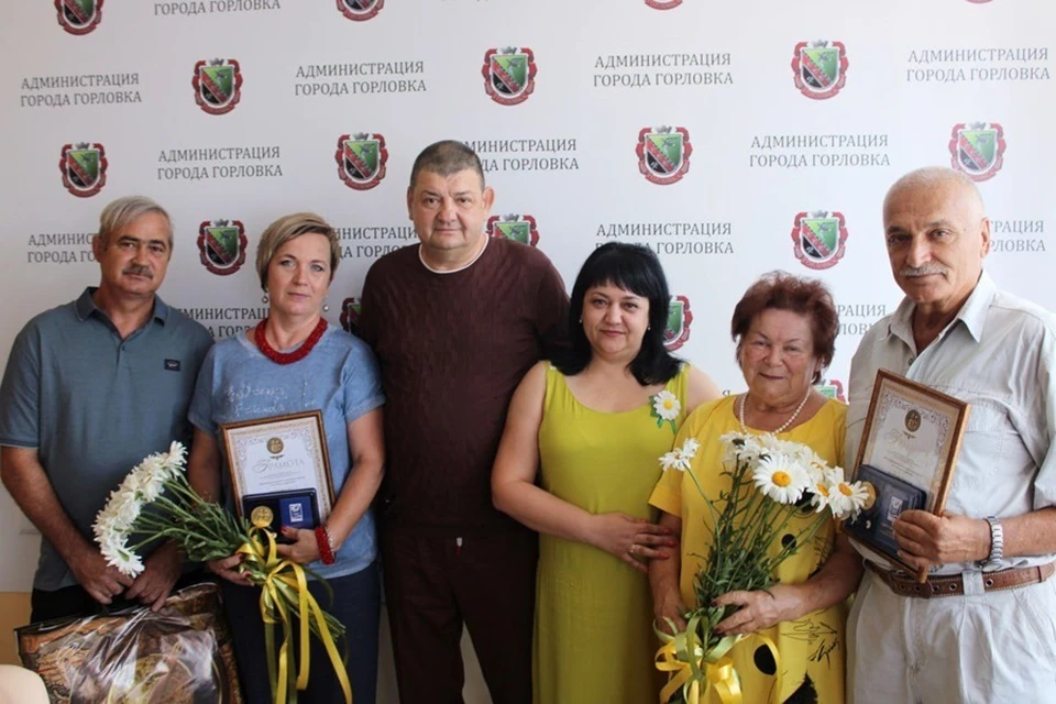 Иван Приходько наградил две семьи из Горловки медалями «За любовь и верность». Фото: ТГ/Приходько