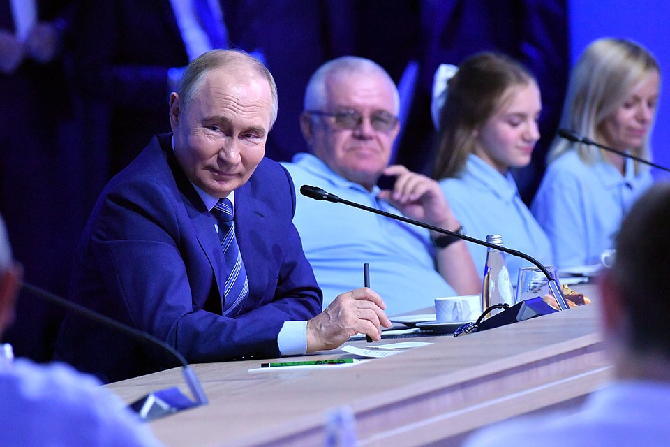 Остатки маткапитала, бесплатные аттракционы и отпуска для бойцов СВО: как прошла встреча Владимира Путина с российскими семьями