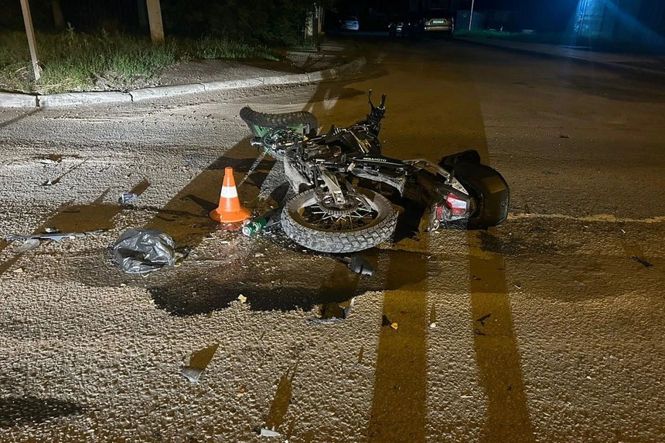 В Калининском районе Новосибирска по вине водителя без прав опрокинулся мотоцикл. Фото: Госавтоинспекция Новосибирской области.