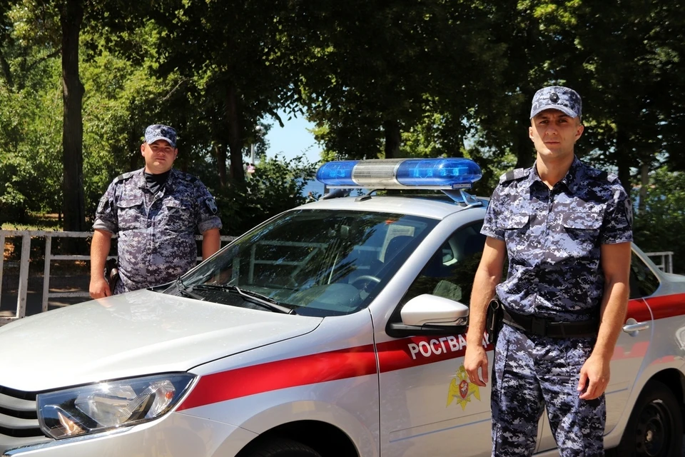 Правоохранители спасли пострадавшего. Фото: пресс-служба Управления Росгвардии по Самарской области