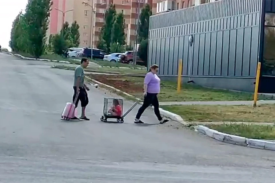 Родители перевозили ребенка в клетке по улицам Оренбурга