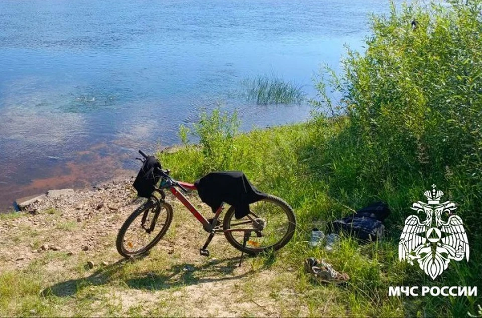 На берегу нашли вещи подростка. ФОТО: МЧС по Костромской области