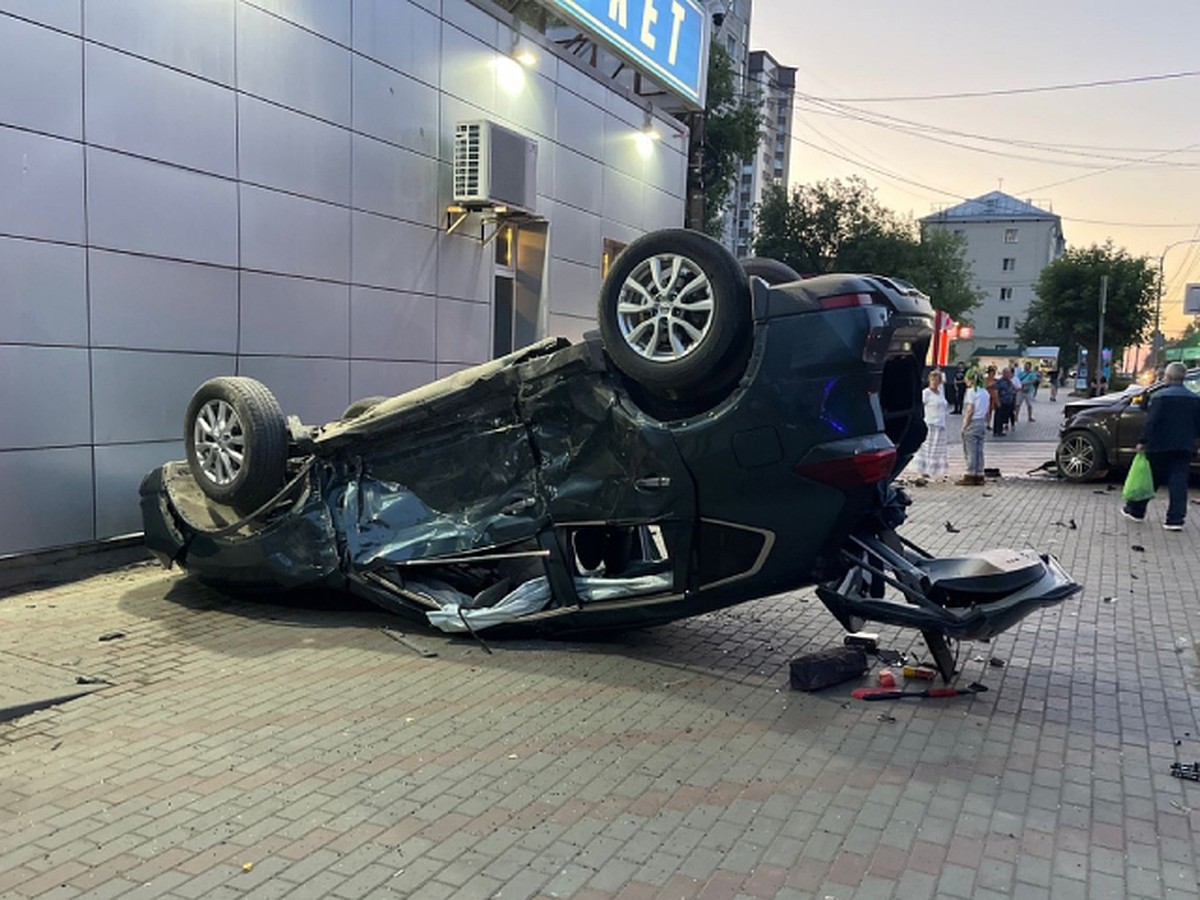 В Кирове «Ниссан» опрокинулся и врезался в стену здания после столкновения  с «Ауди» - KP.RU