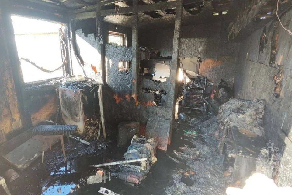 В пожаре сгорел пристрой. Фото: МЧС Удмуртии