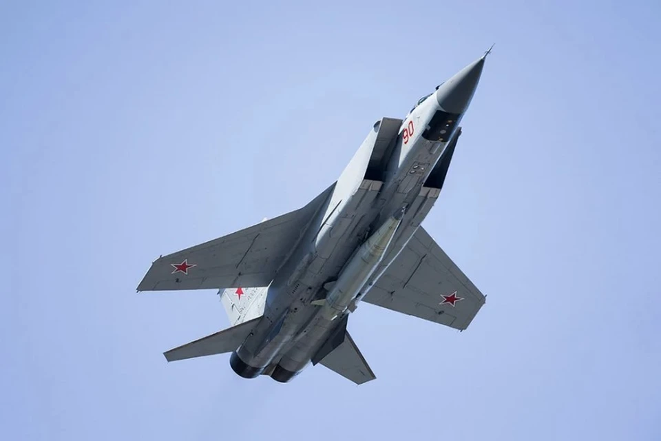 Минобороны: Истребитель МиГ-31 сопроводил норвежский патруль у границы РФ