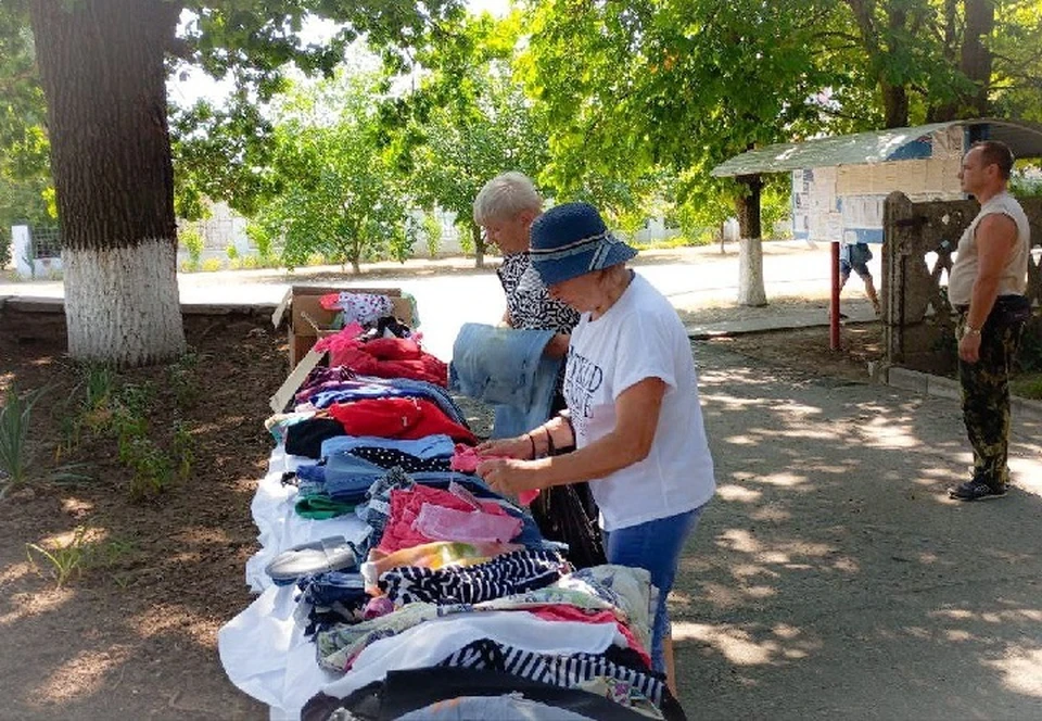 Новые детские вещи и одежду, собранную людьми в рамках добровольных пожертвований привезли в Херсонскую область. ФОТО: Малокаховский территориальный отдел
