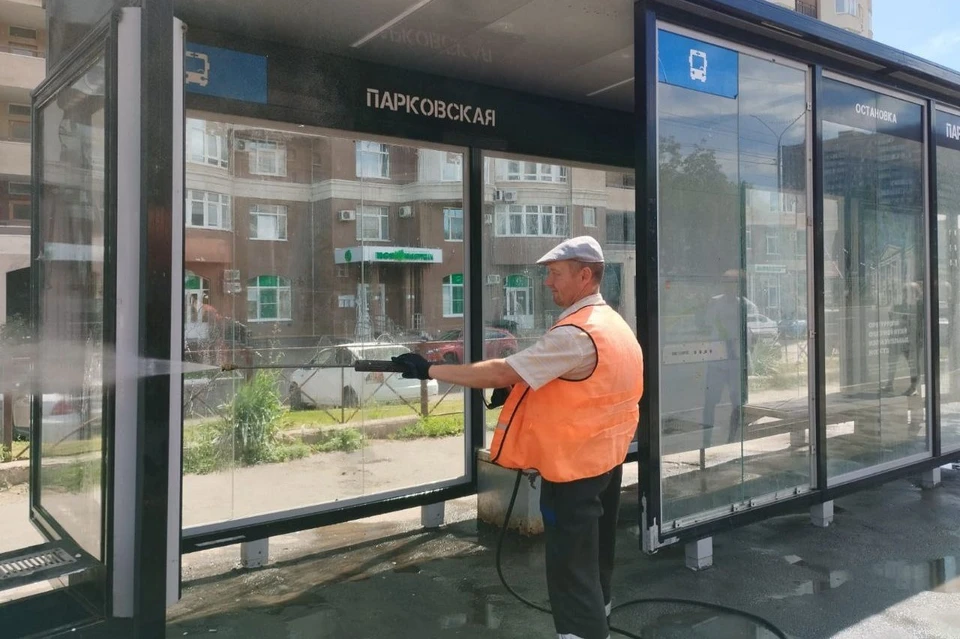 Рабочие помыли остановки ДК «Газовик», «Парковская» и другие
