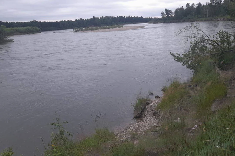 В настоящий момент спасатели продолжают поиск тела ребенка.