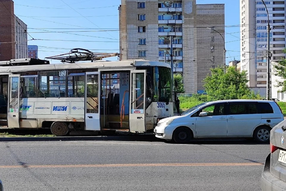 В Новосибирске трамвай № 13 сошел с рельсов и врезался в машину. Фото: предоставлено очевидцем Анастасией.