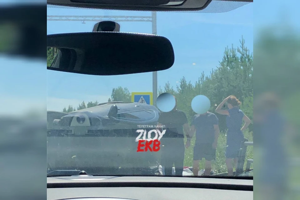 Очевидцы увидели перевернутую машину возле озера Балтым. Фото: Telegram-канал "Злой Екатеринбург"