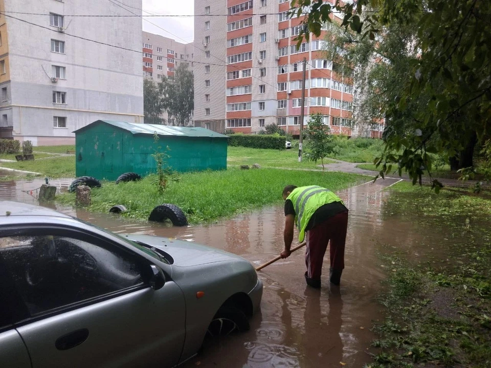 Последствия мощного ливня устраняет администрация Рязани на улицах города.