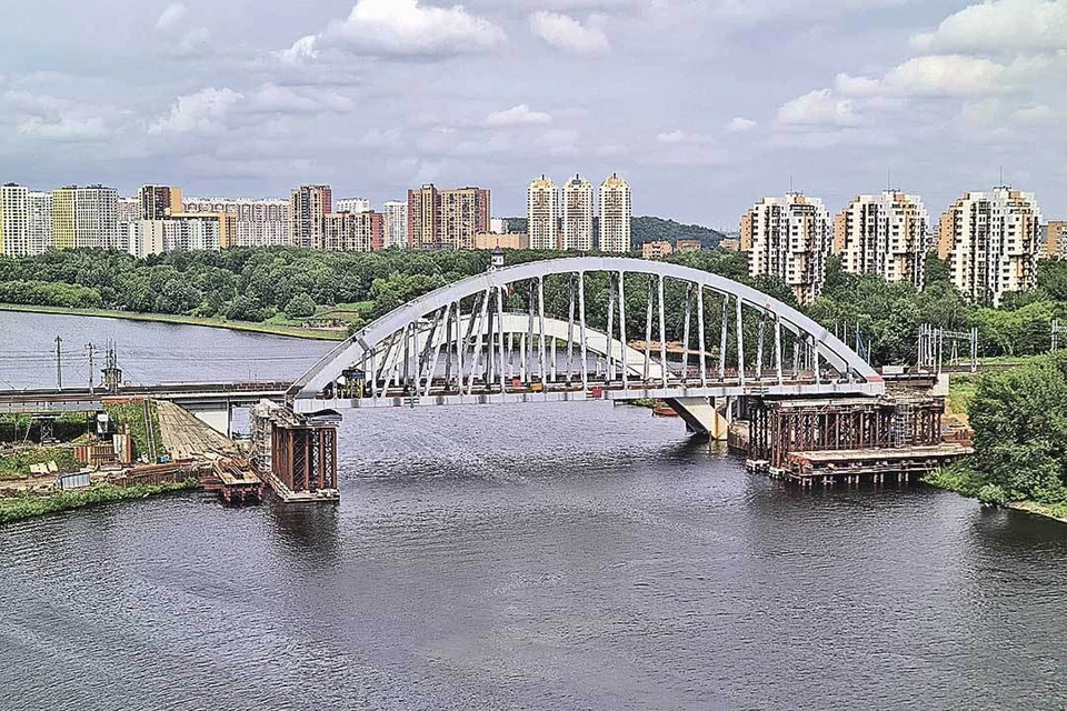 Строительство арочного моста новой высокоскоростной магистрали Москва - Санкт-Петербург в городском округе Химки. Фото: Денис ВОРОНИН/Агентство городских новостей «Москва»