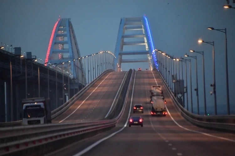 Обстановка на Крымском мосту 16 июля 2024 года: перед путепроводом образовалась 13-километровая пробка