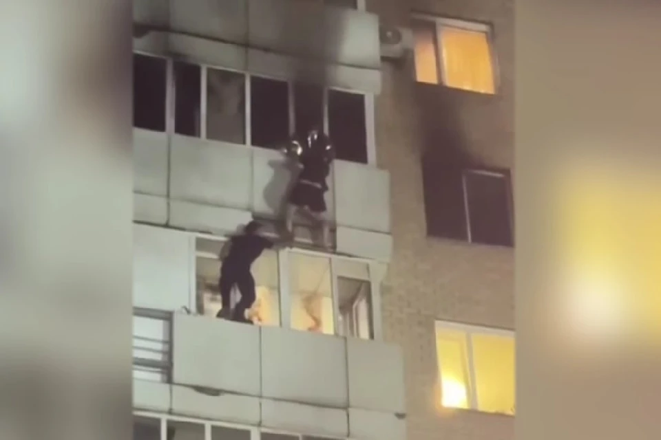 Едва не сорвалась с седьмого этажа: пожарные героически спасли женщину в Астане