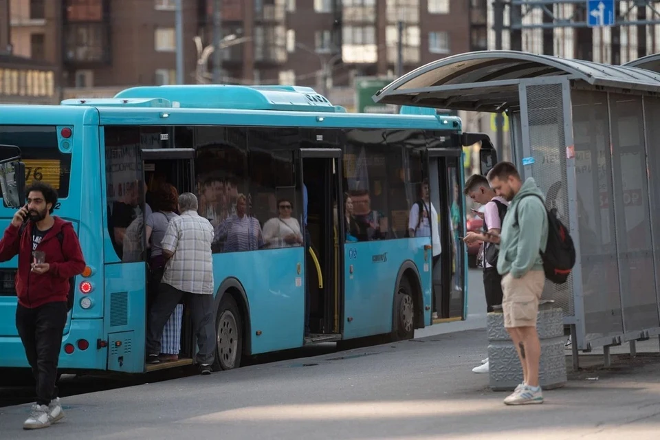 Петербурженка упала в автобусе из-за резкого начала движения и потребовала компенсации в 1 млн рублей.