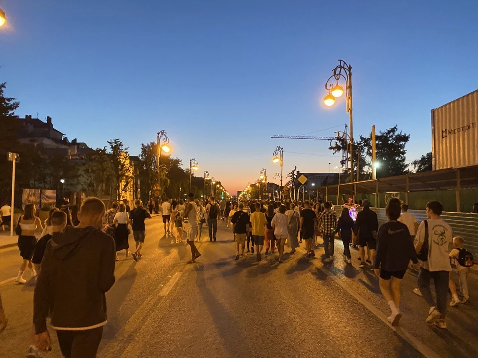 В Сургуте подростки устроили дискотеку на остановочном павильоне под светомузыку.