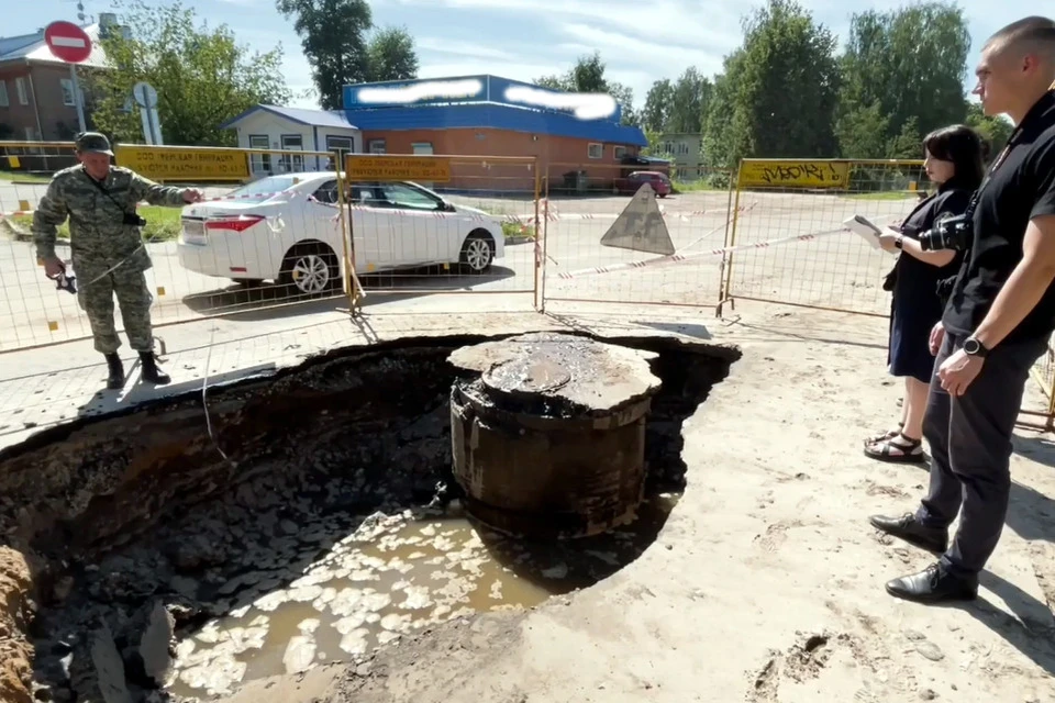 Место прорыва трубы и провала в дороге осмотрено криминалистом следственного управления и следователем. Фото: СУ СК РФ по Тверской области