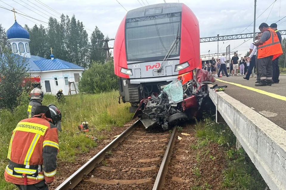 Семья с двумя детьми погибла на ж/д переезде «Дивенская».