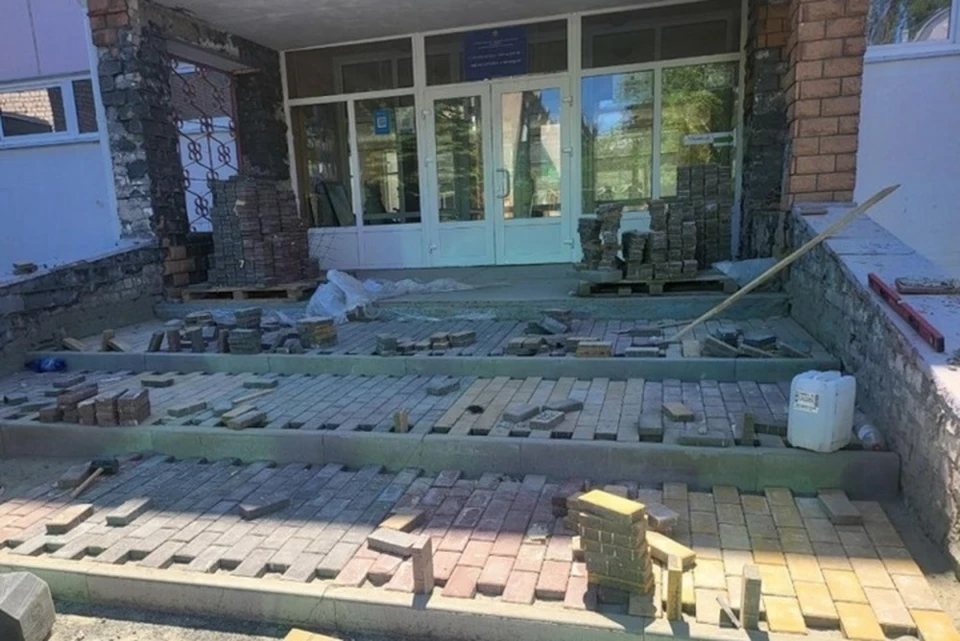Омские специалисты приводят в порядок гимназию №11 имени Кирилла и Мефодия в Стаханове. Фото - правительство Омской области