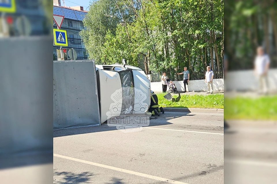 В Мурманске на перекрестке улиц Карла Маркса и Софьи Перовской произошло ДТП с грузовиком. Фото: Мурманск Дтп Чп / t.me/murmansk_chp