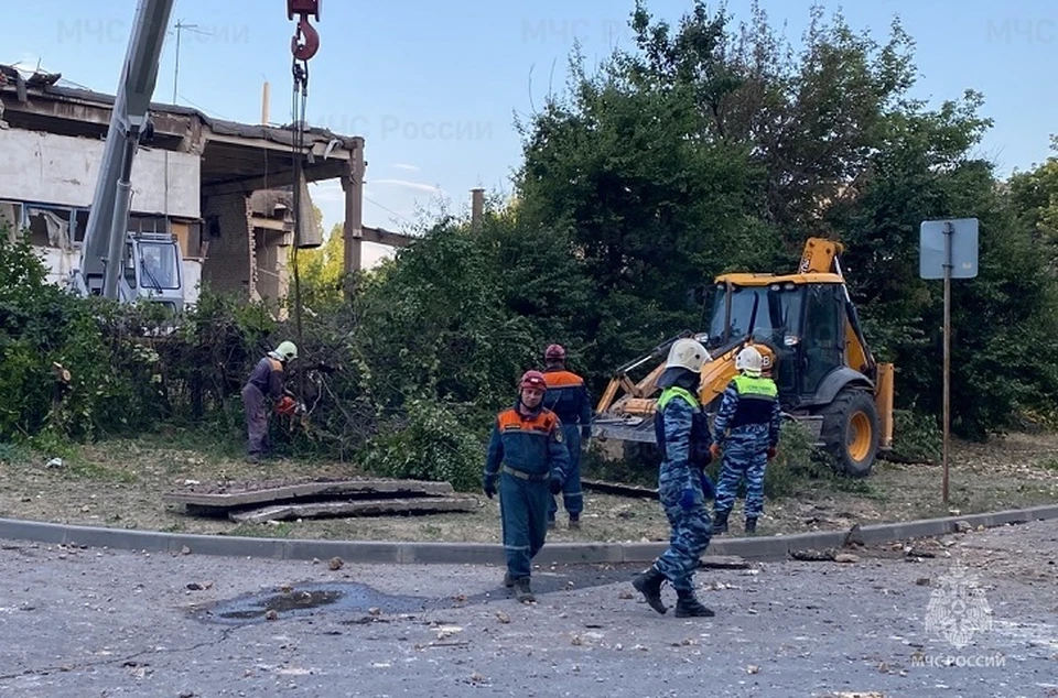 Спасатели до сих пор ищут пятого пострадавшего. Фото: ГУ МЧС по Волгоградской области.