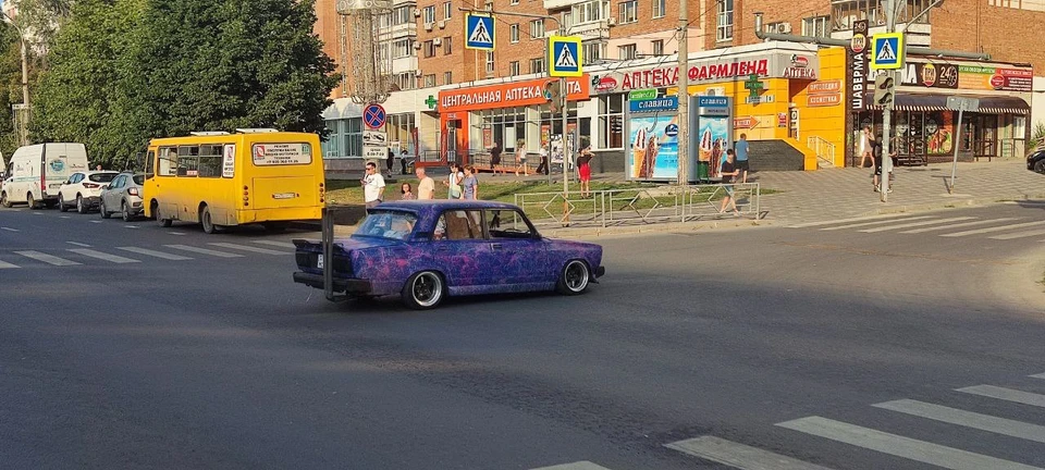 Вместо стандартной выхлопной трубы на автомобиле – сразу две мощные трубы, которые поднимаются практически до уровня крыши