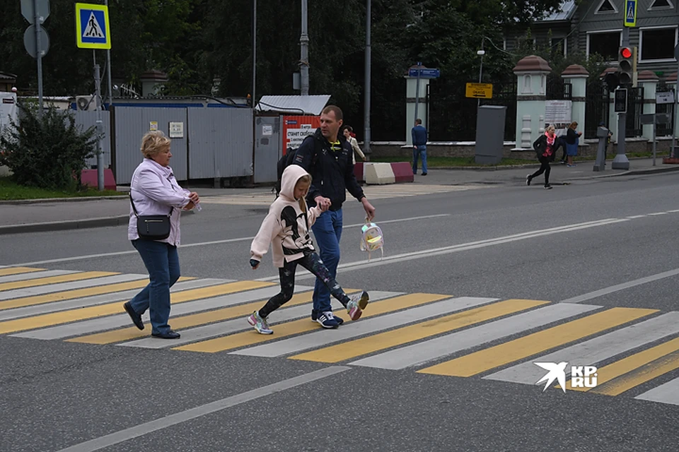 Переходить улицу следует только по пешеходному переходу