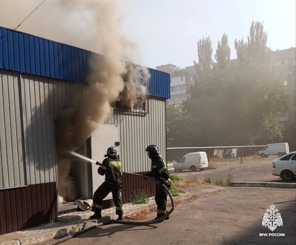 Пожарные тушили магазин. Фото - тг-канал МЧС Запорожской области