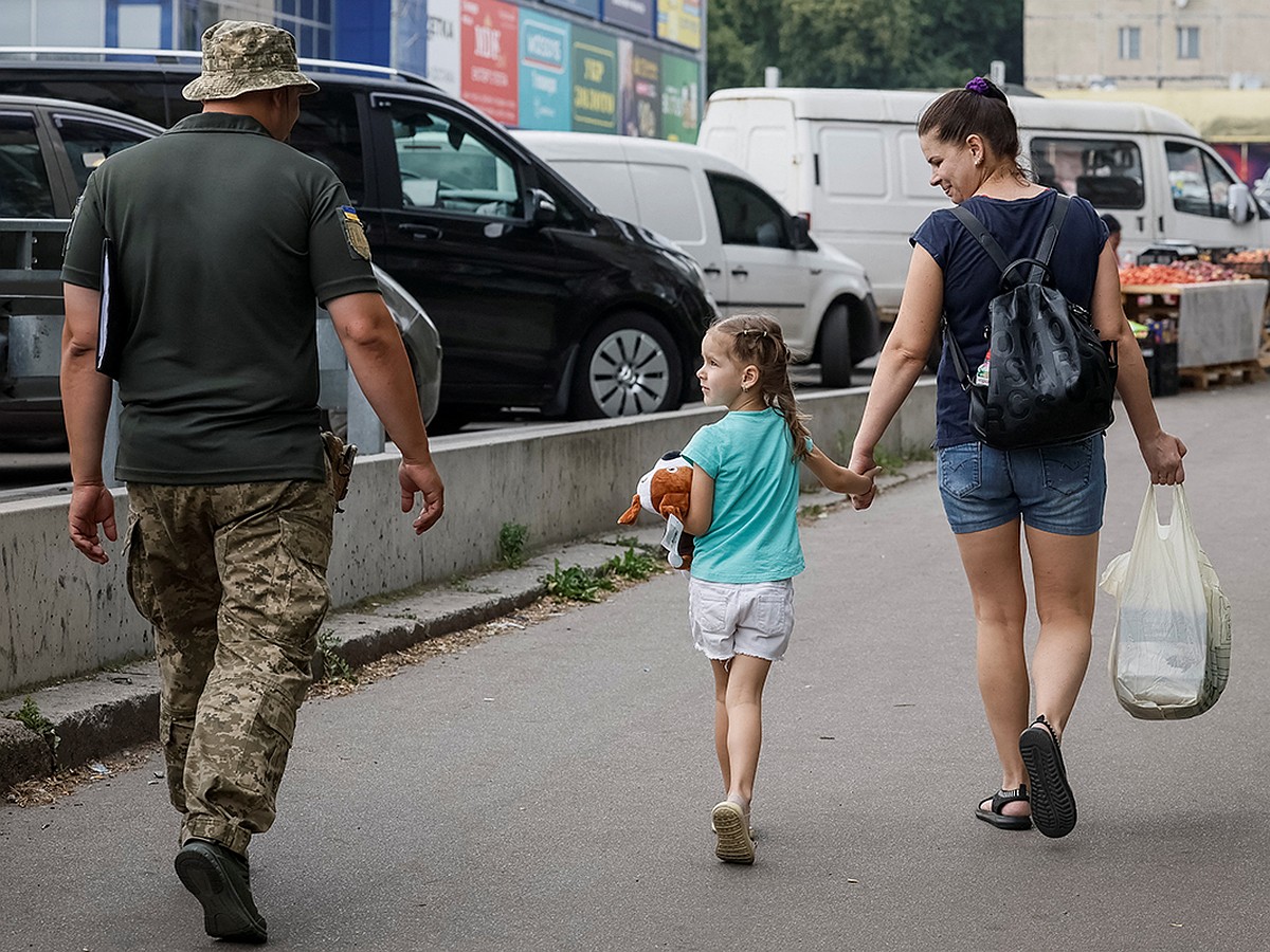 О чем шепчутся в Киеве: Люди стали заложниками Зеленского и все чаще тайно  ждут переговоров - KP.RU