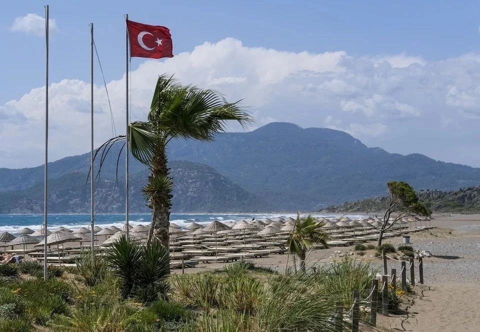 Жара свыше 40 градусов расплавила асфальт в Турции
