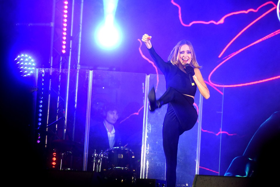 Певица Глюкоза в неадекватном состоянии едва не сорвала концерт в Красноярске