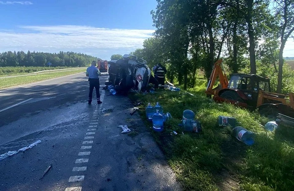 В Дзержинском районе водитель микроавтобуса врезался в трактор. Фото: ОГАИ Дзержинского РОВД.