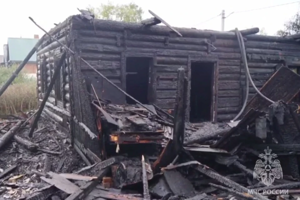 Подростки подожгли кресло в нежилом доме в Глазове и убежали. Фото: МЧС Удмуртии