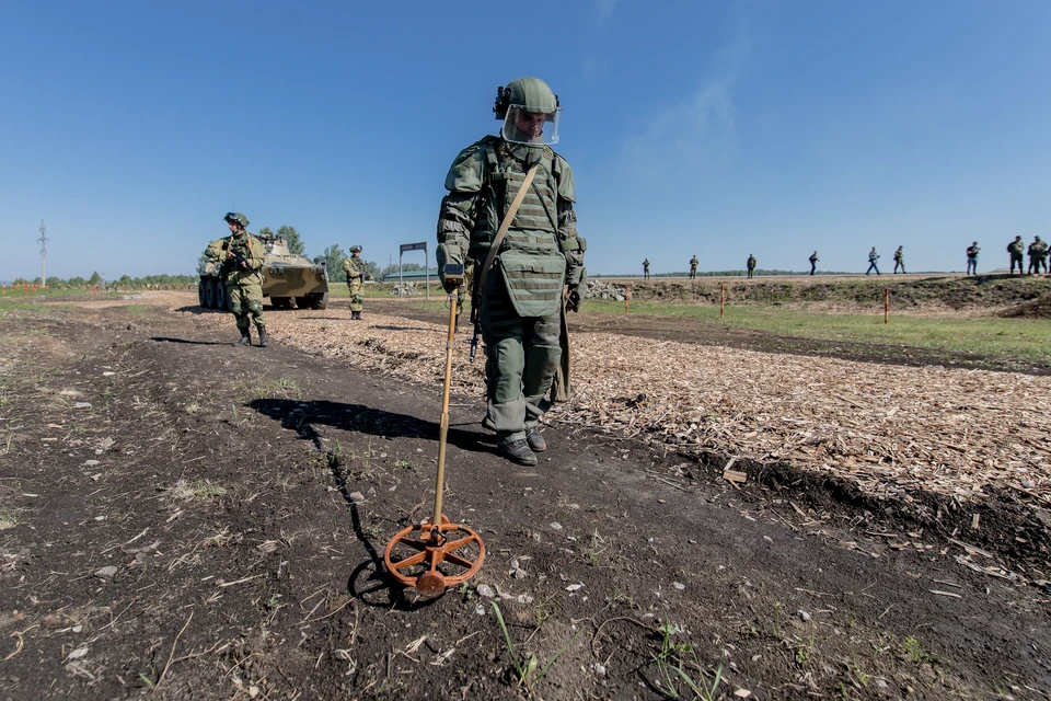 Саперы очищают местность от неразорвавшихся боеприпасов