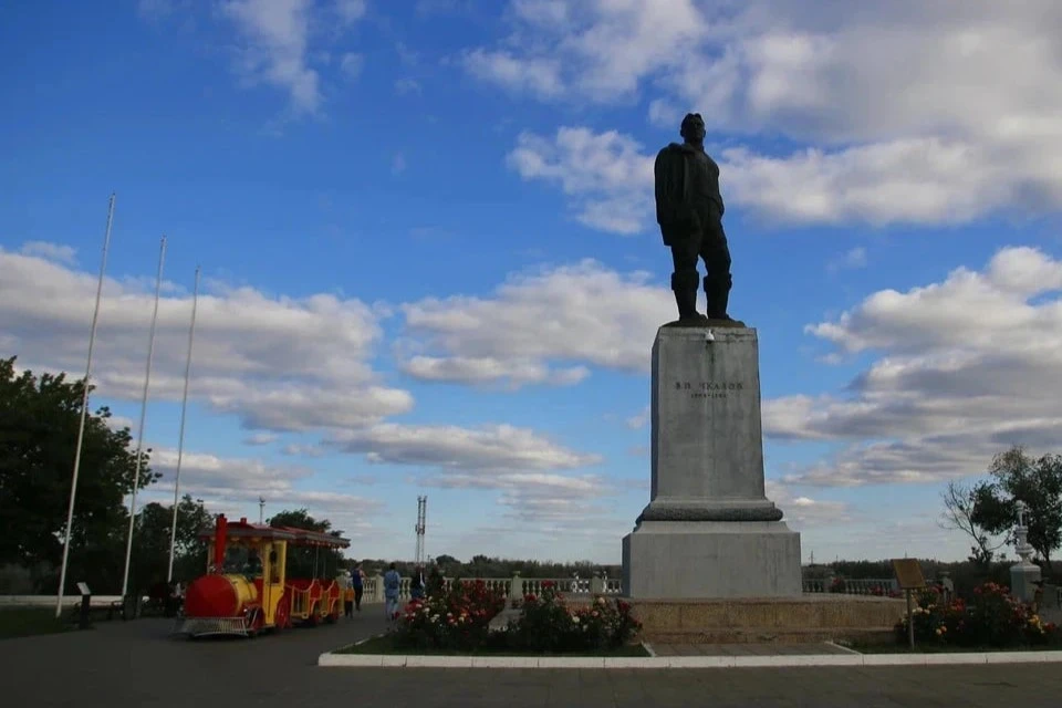 Памятник Валерию Чкалову в областном центре установили 7 ноября 1953 года. Фото: яндекс-карты