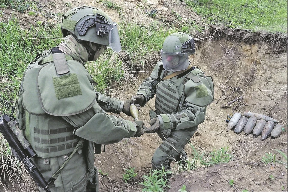 Военнослужащие готовят к уничтожению обнаруженные минометные мины и снаряды ВСУ. Фото: Пресс-служба Минобороны России