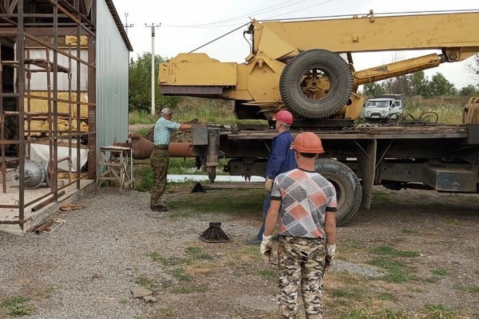 Специалисты «Вода Донбасса» ремонтируют насосную станцию на реке Садки. Фото: ГУП ДНР «Вода Донбасса»