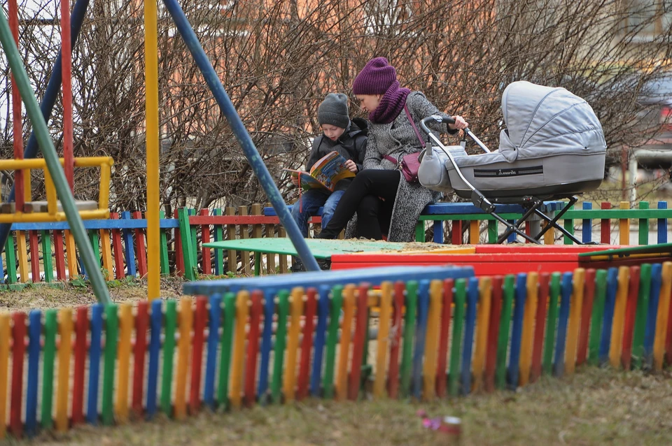 На улице Санаторной, 28 родители оставили ребенка в коляске на улице