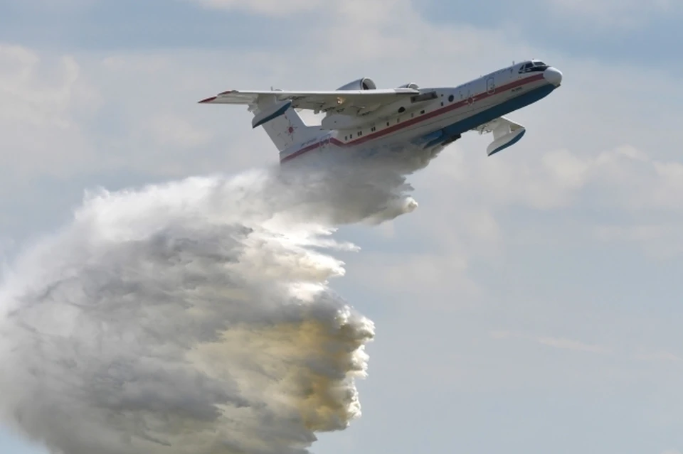 Работают два самолета Бе-200 и вертолеты Ми-8