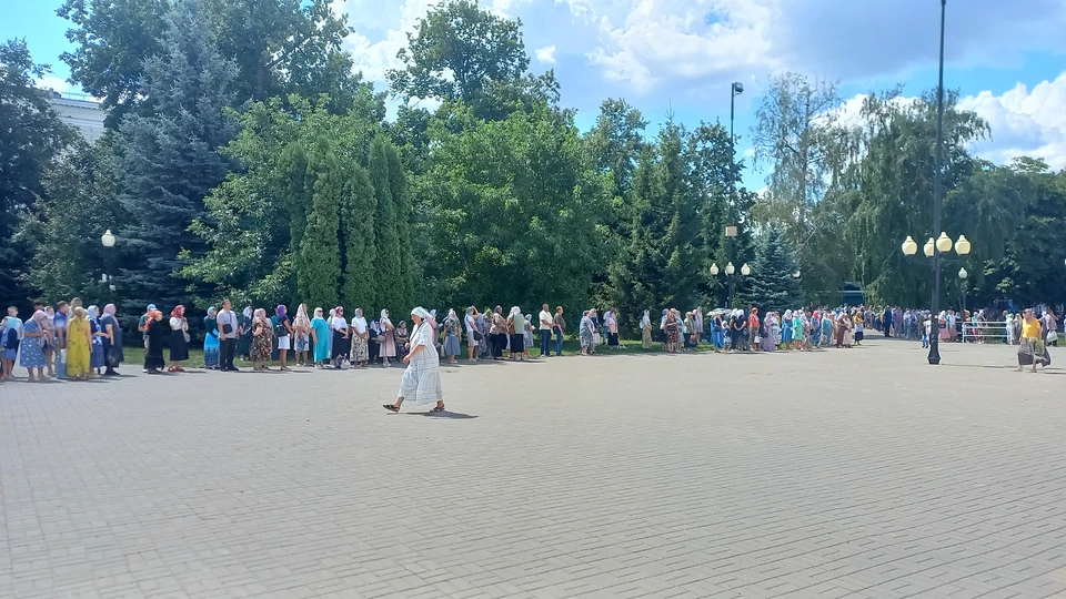 В очереди - десятки людей