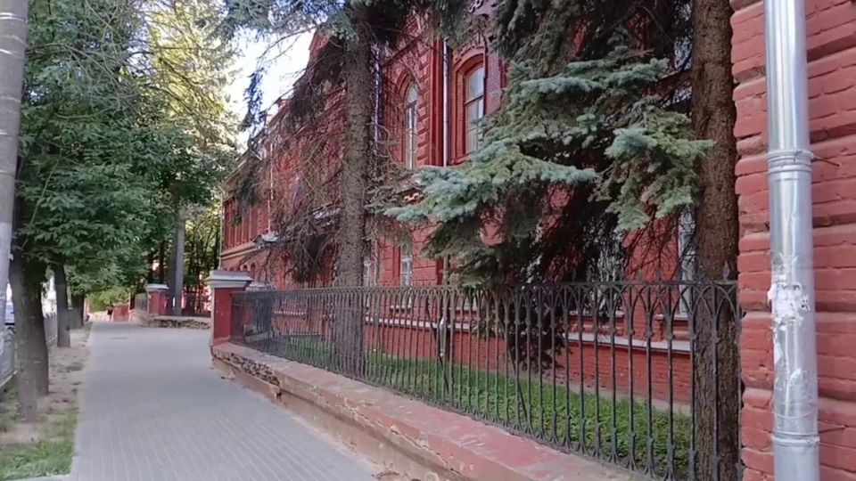 В Калуге развалился забор лицея №9
