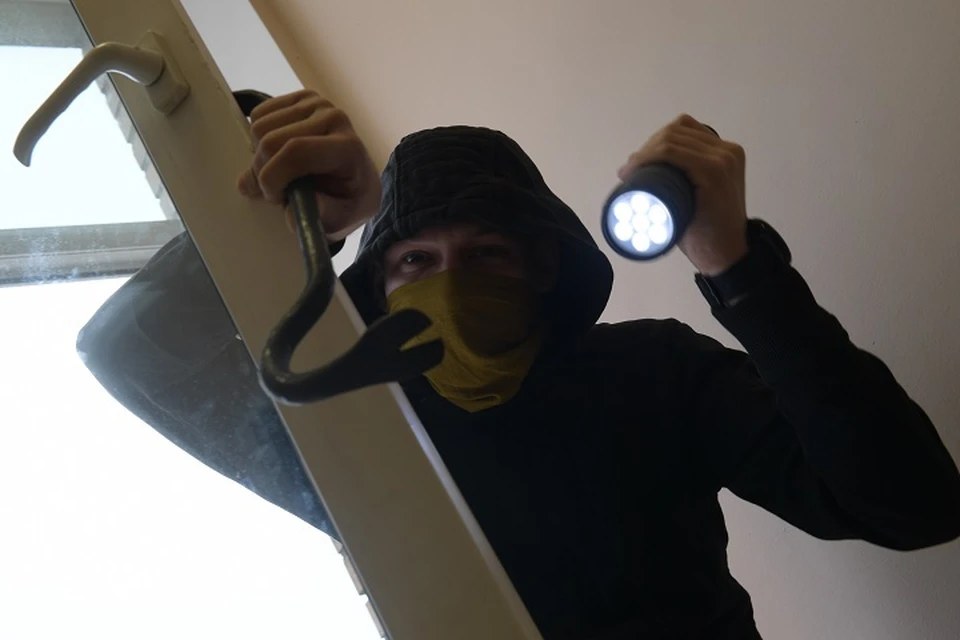 Вор пробрался через окно в Хабаровске