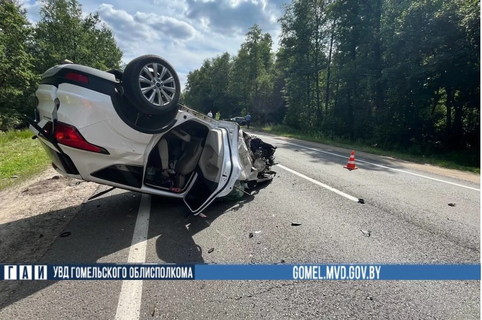 Под Гомелем водитель Geely выехал на встречку и врезался в Ford. Фото: телеграм-канал УВД Гомельского облисполкома