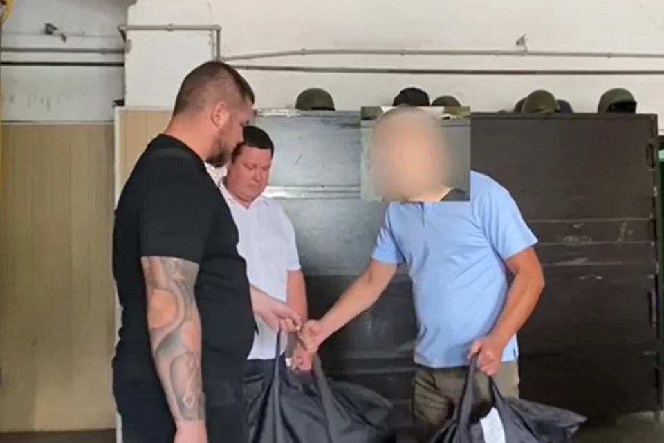 Глава округа передал спасателям бронежилеты Фото: скриншот видео ТГ-канала Виталий Гура