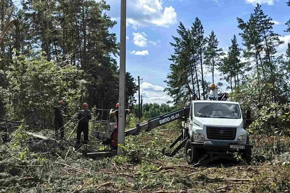 На Гомельщине продолжают восстанавливать электросети после урагана 14-15 июля. Фото: архив Минэнерго.