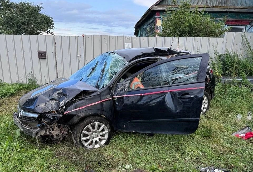 В Узловском районе автоледи на машине Opel перевернулась в кювет